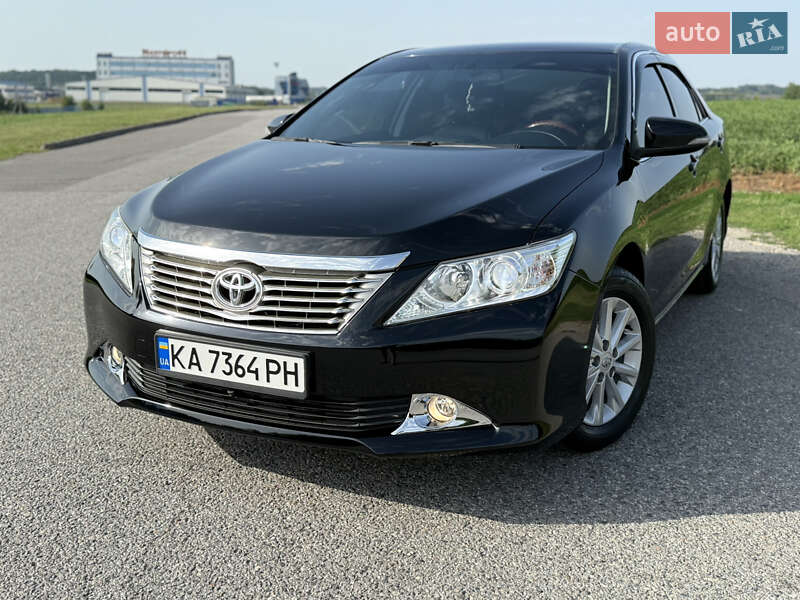 Седан Toyota Camry 2013 в Виннице