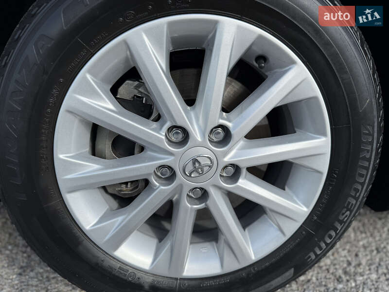Седан Toyota Camry 2013 в Виннице