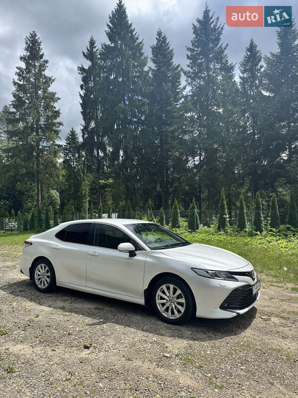 Седан Toyota Camry 2019 в Обухове