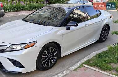 Седан Toyota Camry 2018 в Киеве