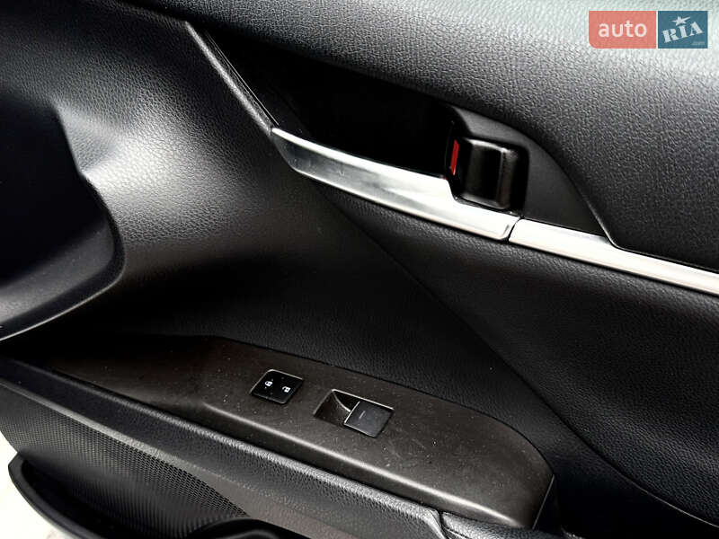 Седан Toyota Camry 2021 в Киеве