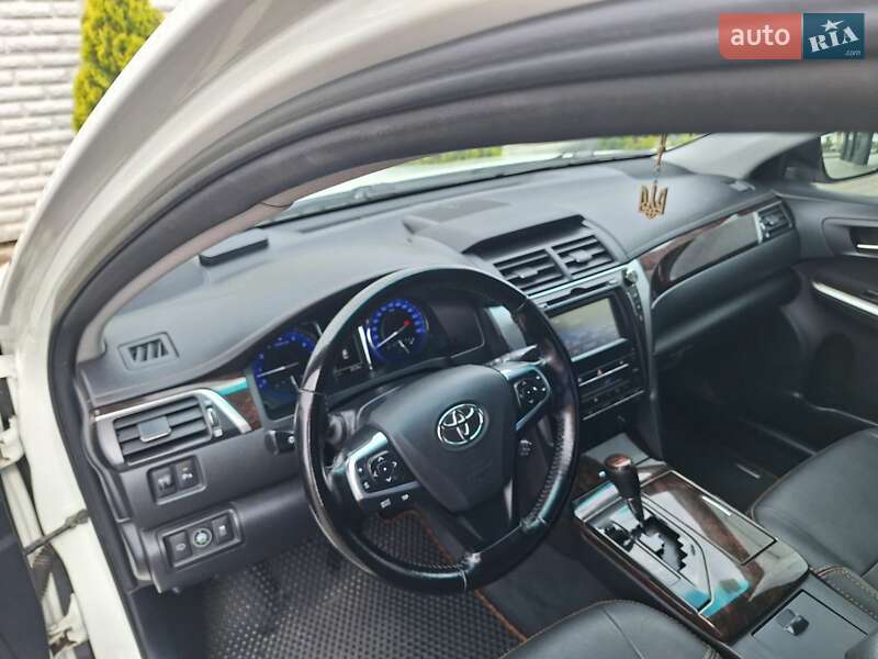 Седан Toyota Camry 2015 в Дніпрі