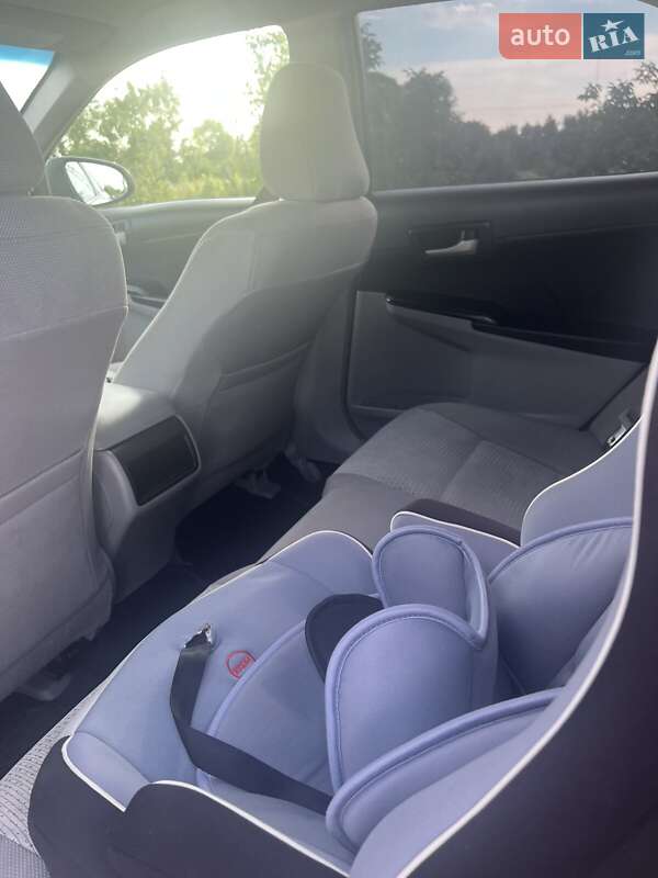 Седан Toyota Camry 2012 в Ужгороді
