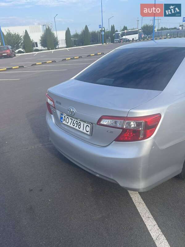 Седан Toyota Camry 2012 в Ужгороді