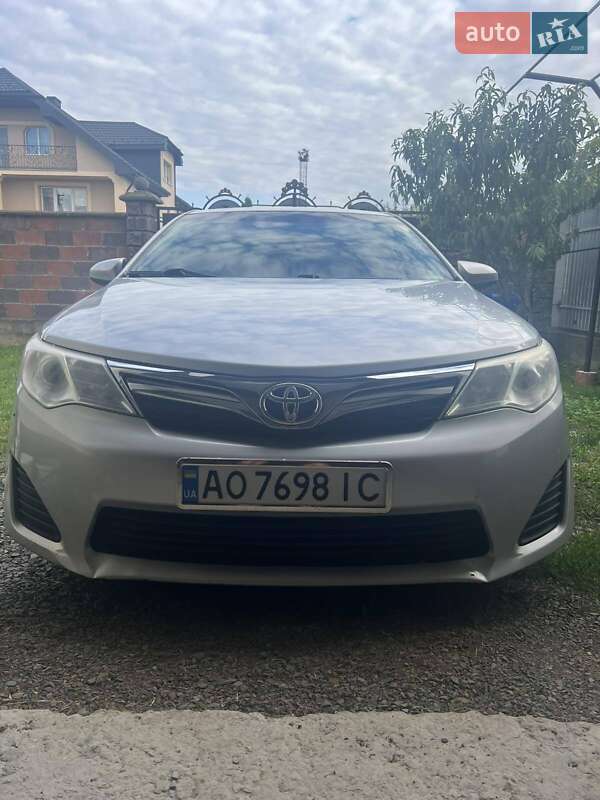 Седан Toyota Camry 2012 в Ужгороді
