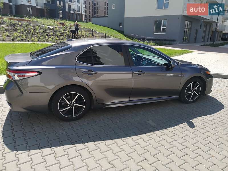 Седан Toyota Camry 2019 в Ивано-Франковске