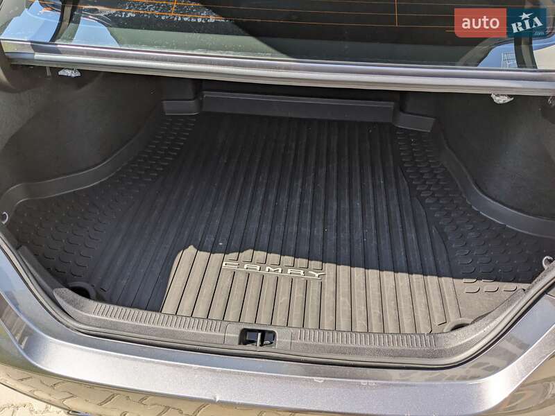 Седан Toyota Camry 2019 в Ивано-Франковске