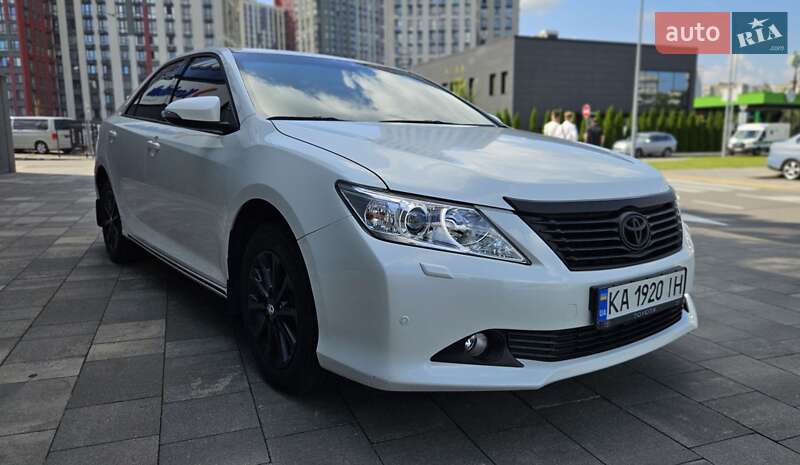 Седан Toyota Camry 2013 в Києві