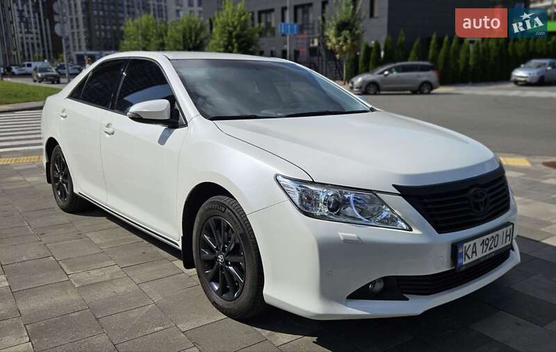 Седан Toyota Camry 2013 в Києві