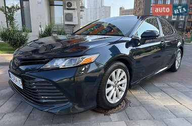 Седан Toyota Camry 2018 в Киеве