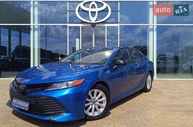 Седан Toyota Camry 2019 в Киеве