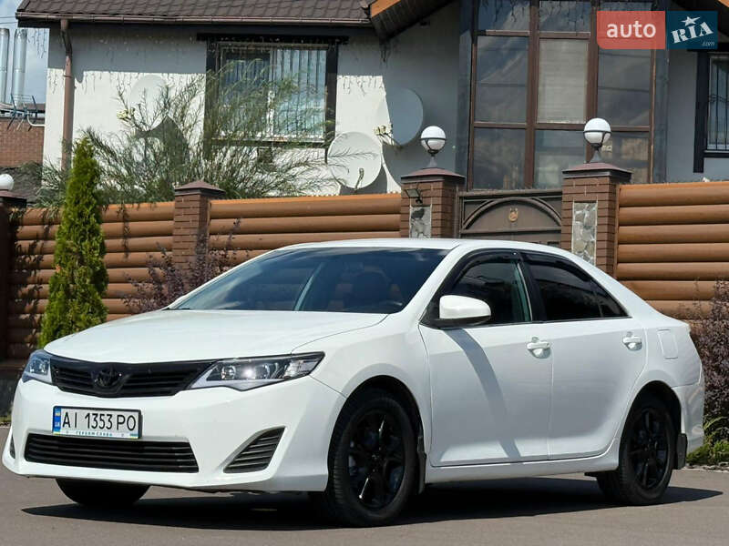 Седан Toyota Camry 2013 в Києві