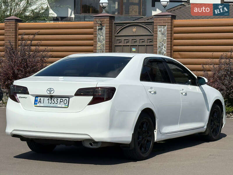 Седан Toyota Camry 2013 в Києві