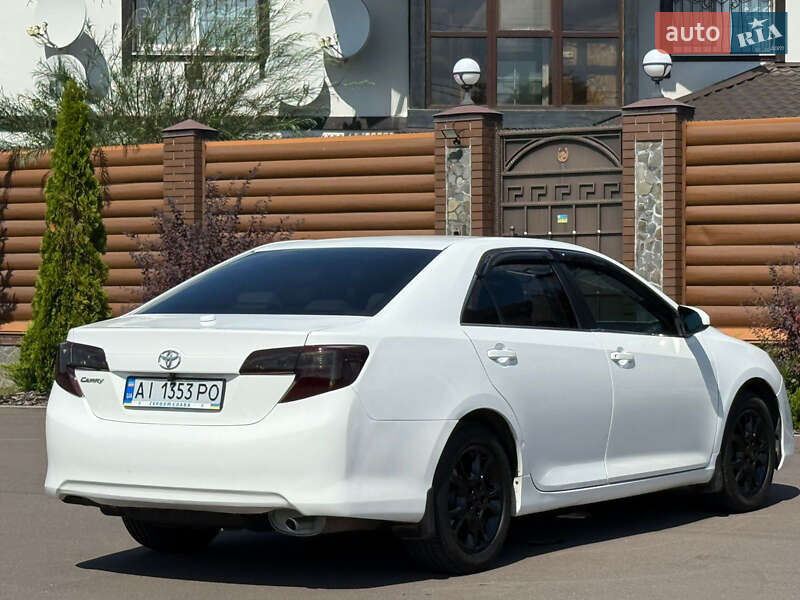 Седан Toyota Camry 2013 в Києві