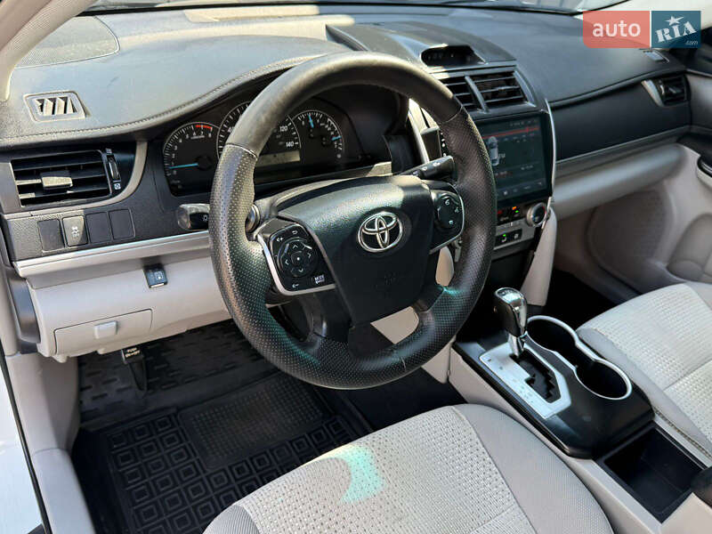 Седан Toyota Camry 2013 в Києві