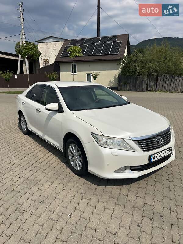Седан Toyota Camry 2012 в Ужгороді