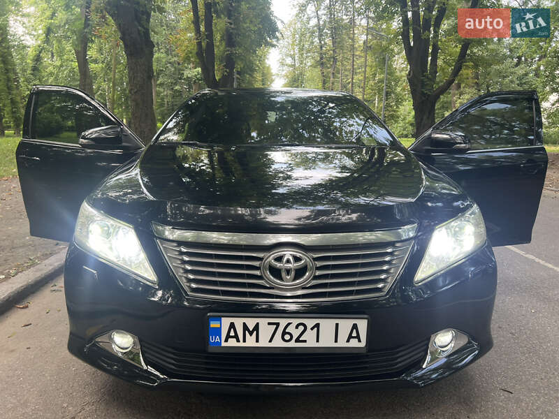 Седан Toyota Camry 2014 в Черновцах