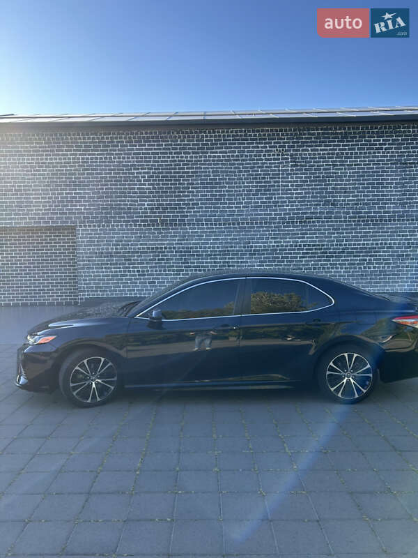 Седан Toyota Camry 2018 в Кременчуге