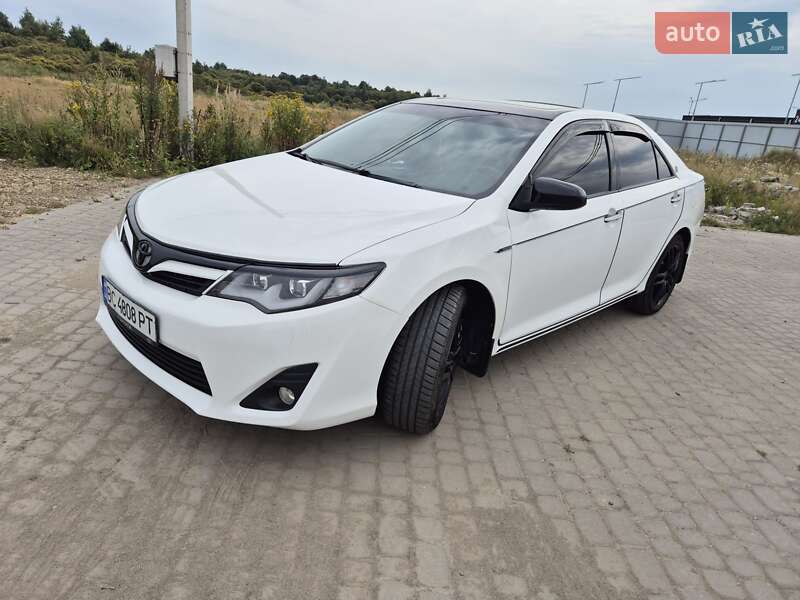 Седан Toyota Camry 2013 в Львове