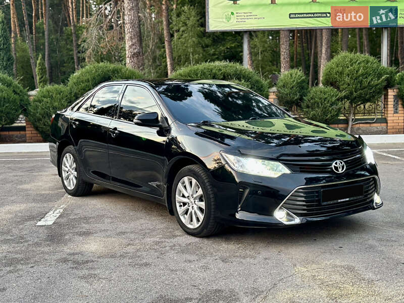 Седан Toyota Camry 2016 в Лебедині