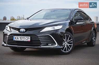 Седан Toyota Camry 2023 в Киеве