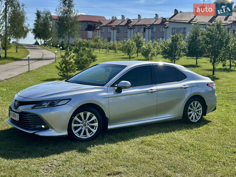 Седан Toyota Camry 2019 в Львове