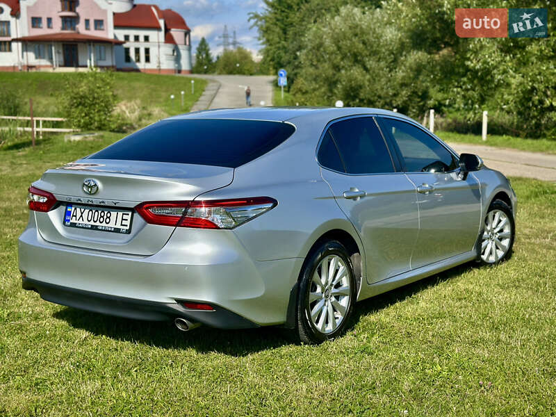 Седан Toyota Camry 2019 в Львове