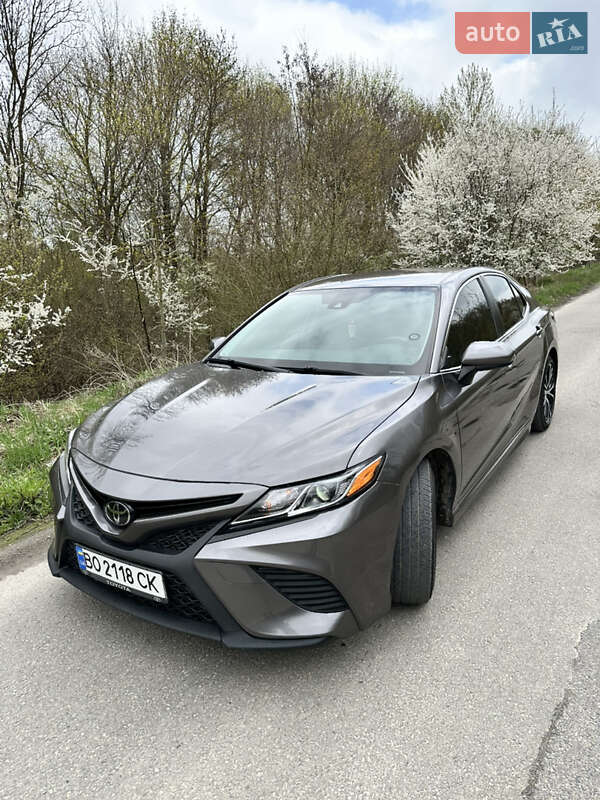 Седан Toyota Camry 2019 в Тернополе