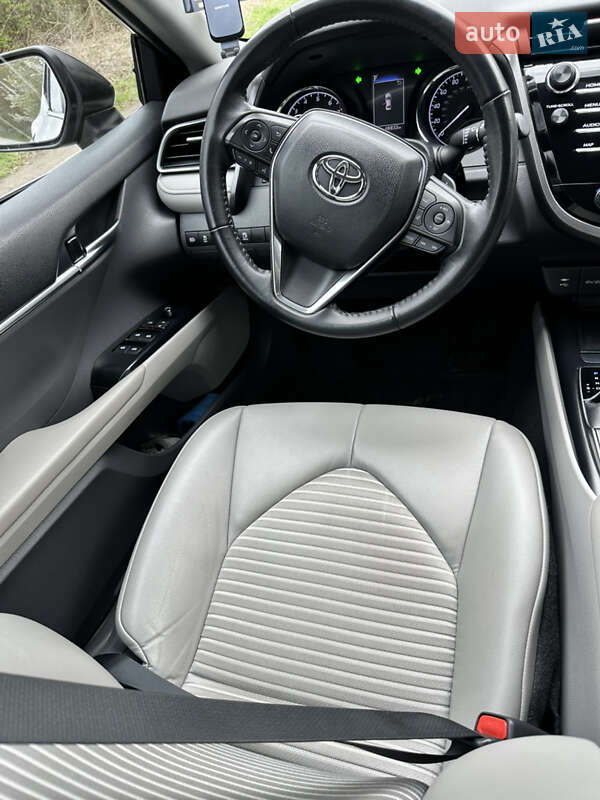 Седан Toyota Camry 2019 в Тернополе