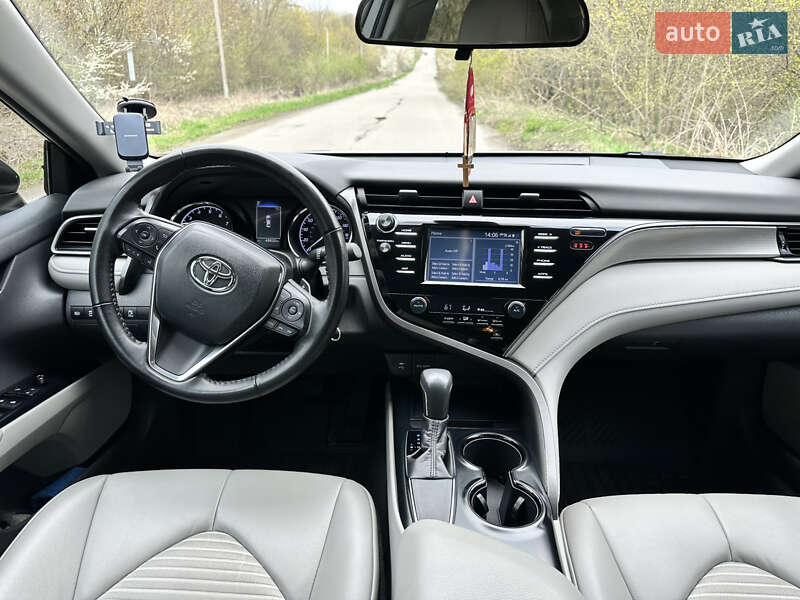 Седан Toyota Camry 2019 в Тернополе