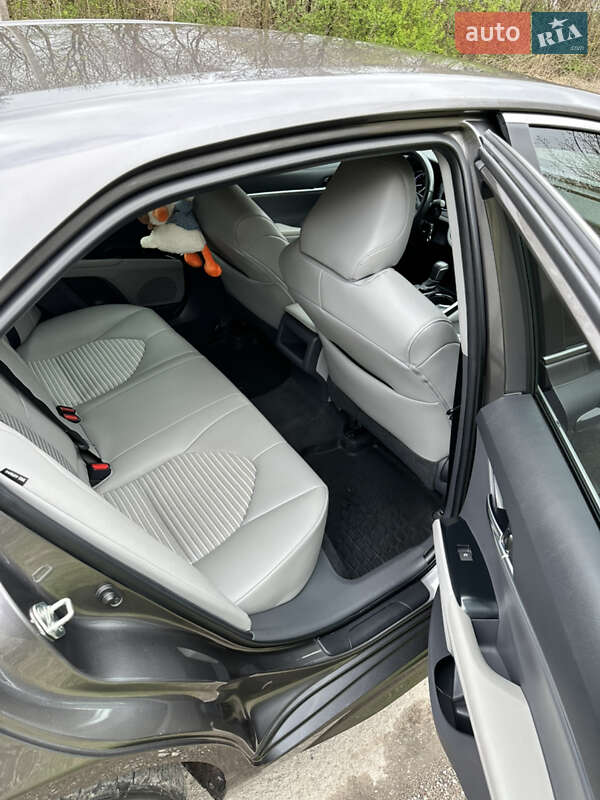 Седан Toyota Camry 2019 в Тернополе