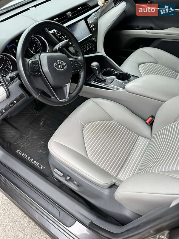 Седан Toyota Camry 2019 в Тернополе