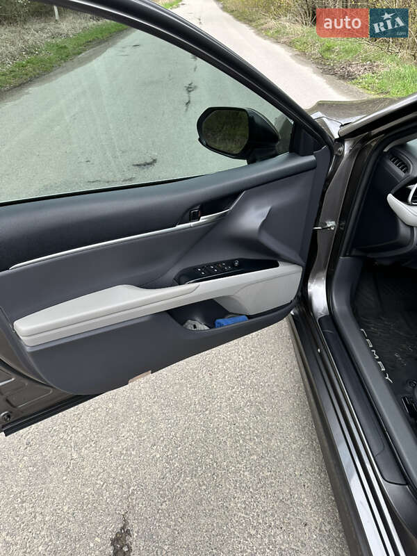 Седан Toyota Camry 2019 в Тернополе