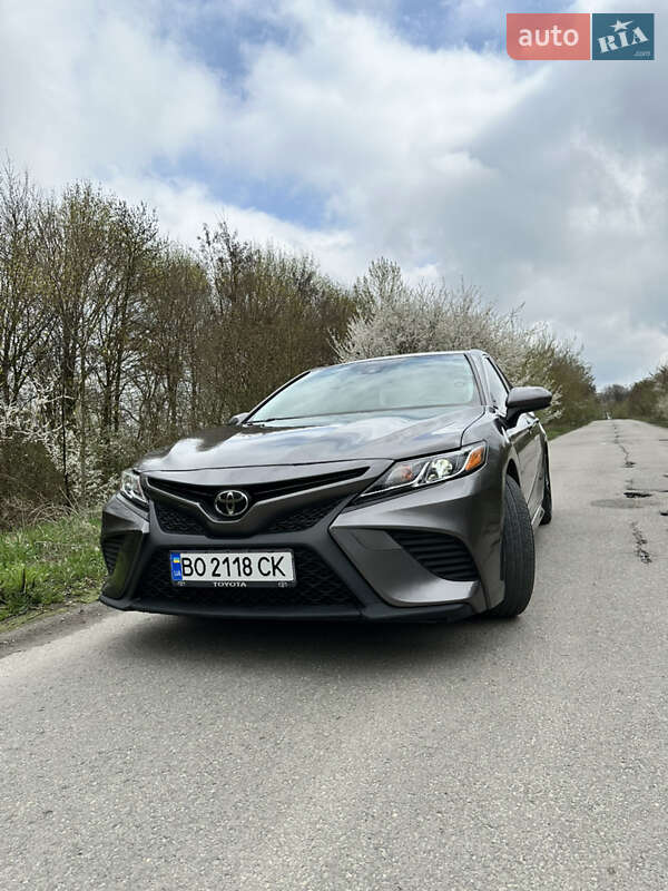 Седан Toyota Camry 2019 в Тернополе
