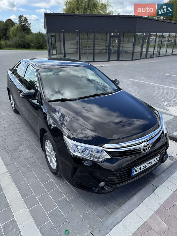 Седан Toyota Camry 2016 в Мостиській