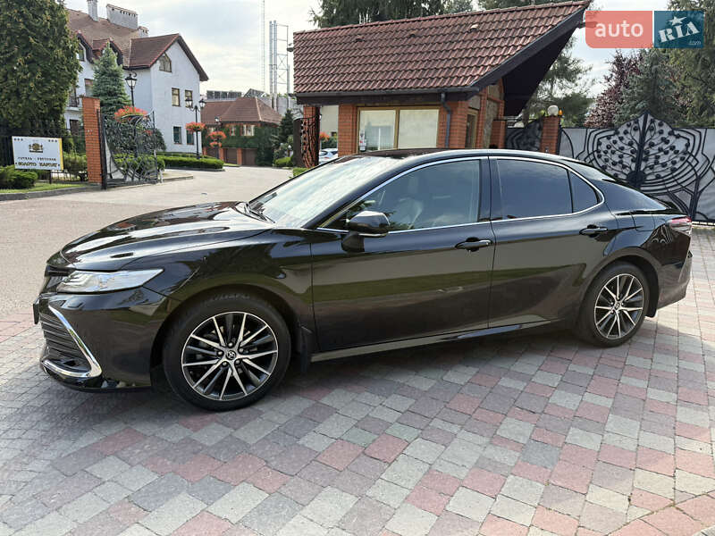 Седан Toyota Camry 2023 в Полтаве