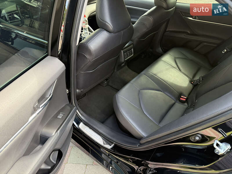 Седан Toyota Camry 2023 в Полтаве