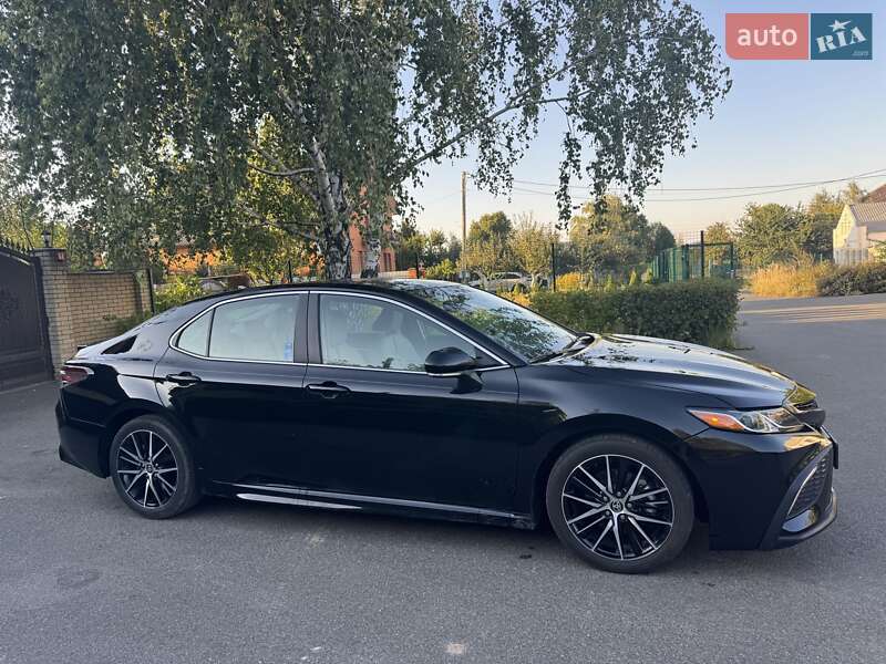 Седан Toyota Camry 2023 в Києві
