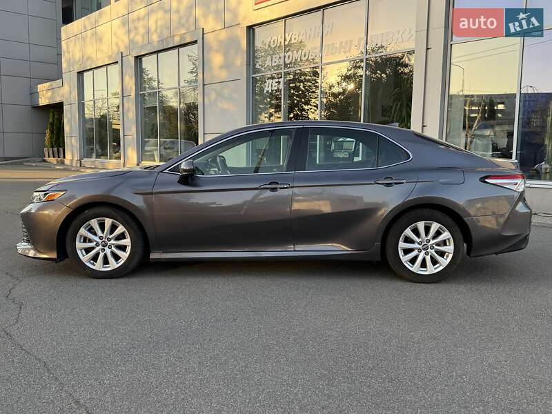 Седан Toyota Camry 2019 в Киеве