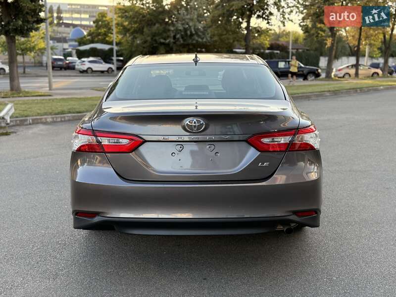 Седан Toyota Camry 2019 в Киеве