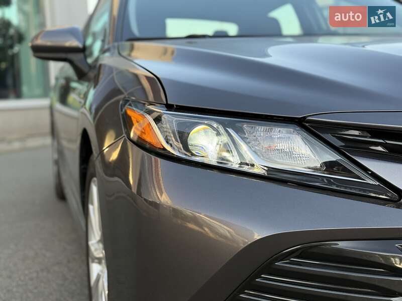 Седан Toyota Camry 2019 в Киеве