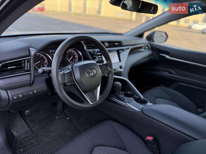 Седан Toyota Camry 2019 в Киеве