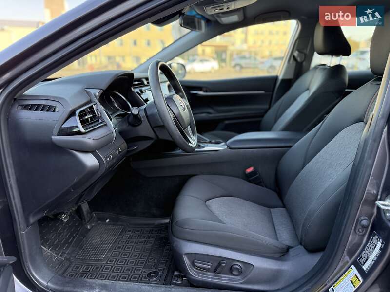 Седан Toyota Camry 2019 в Киеве