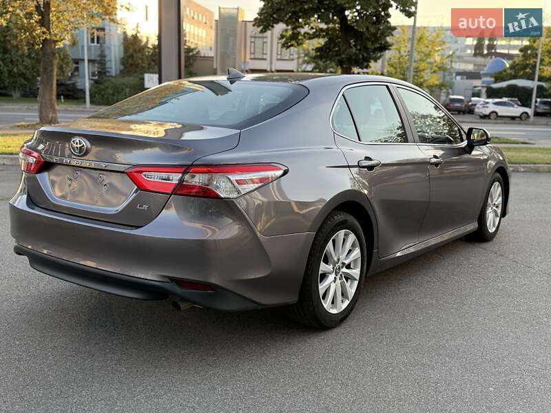 Седан Toyota Camry 2019 в Киеве