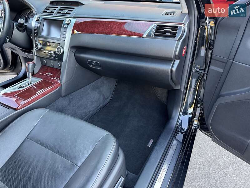 Седан Toyota Camry 2013 в Києві