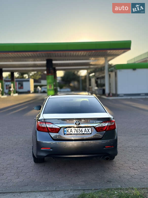 Седан Toyota Camry 2012 в Кривому Розі