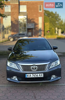 Седан Toyota Camry 2012 в Кривому Розі