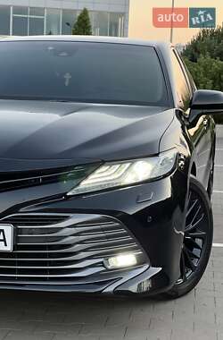 Седан Toyota Camry 2019 в Харькове