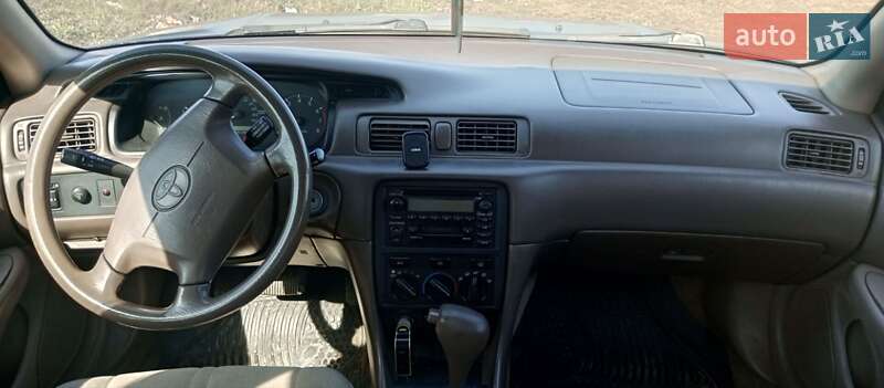 Седан Toyota Camry 2000 в Житомирі