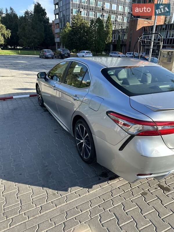 Седан Toyota Camry 2018 в Львові